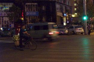 十字街头,都市繁华中的生活剪影